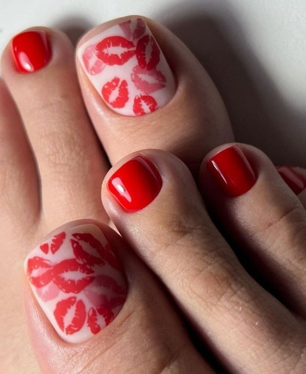 Педикюр с наклейками в виде губ.