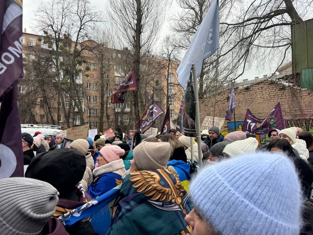 мітинг біля будівлі Червоного Хреста в Києві