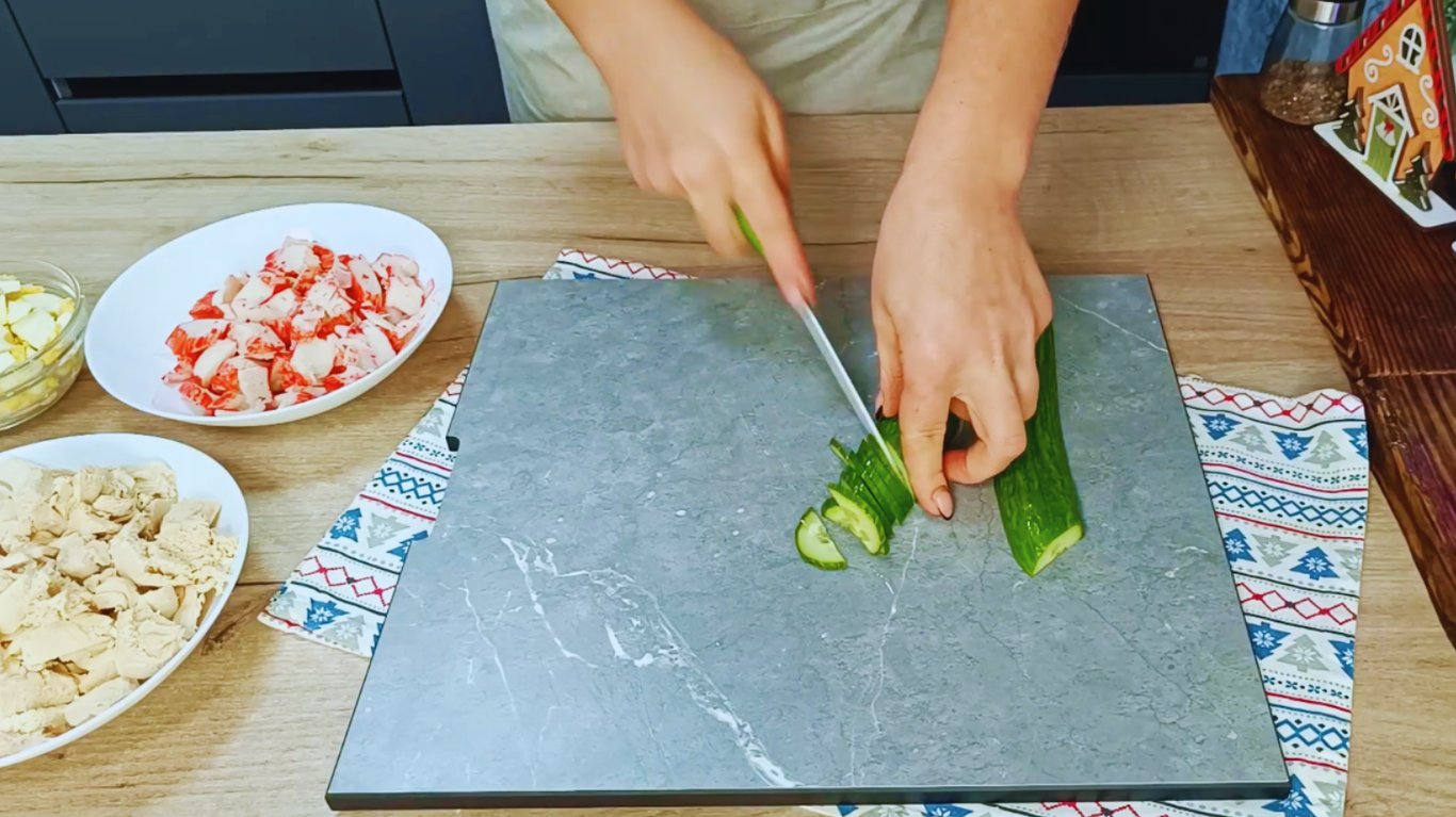 салат з крабовими паличками та куркою