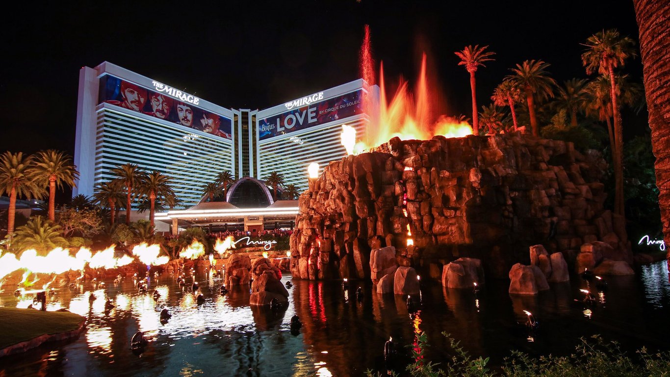 Знаменитая гостиница и казино the Mirage в Лас-Вегасе закрывается через 34 года.
