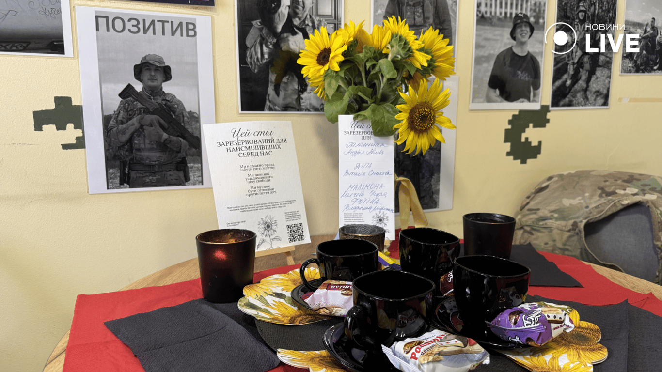 Стіл пам’яті полеглих захисників у кав’ярні Харкова