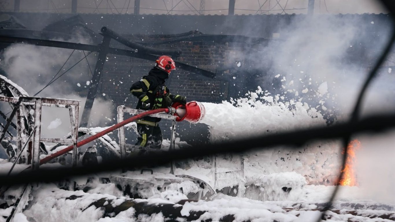Уламки впали на територію торговельного центру в Києві