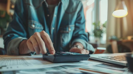 Продаж землі — скільки "з’їдять" податки при угоді у 2025 році - 285x160