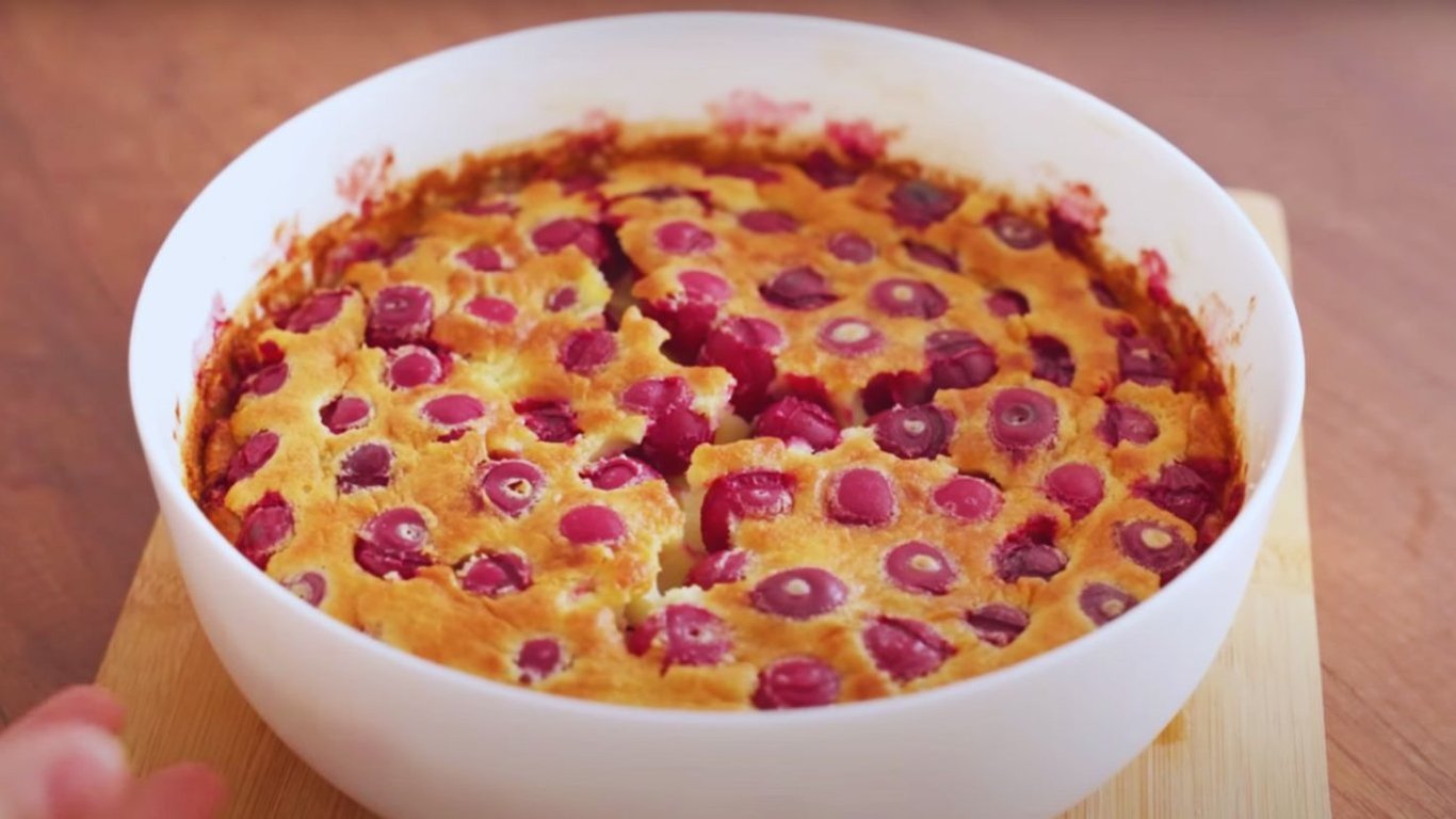 Як приготувати пиріг з вишнею — відео рецепт
