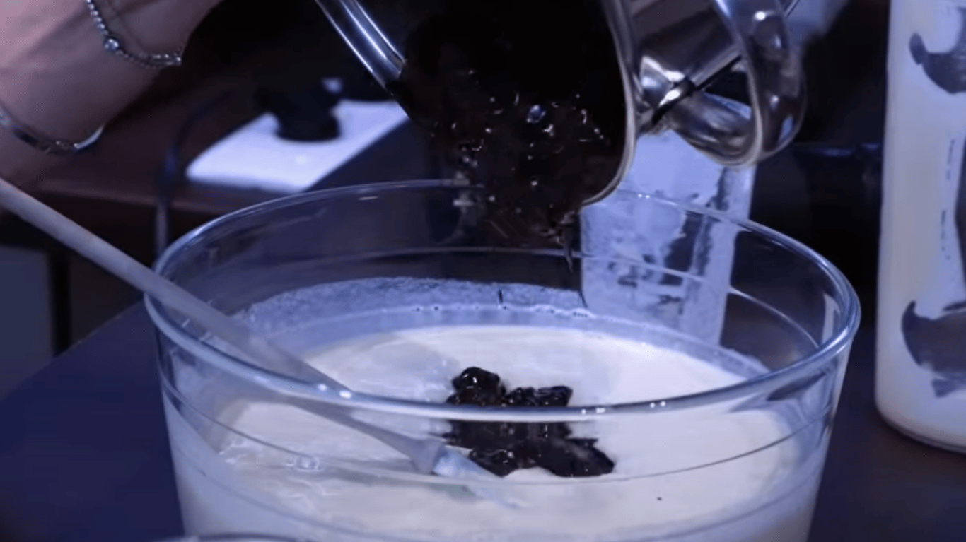 шоколадний пиріг три склянки з кефіром, родзинками та розтопленим шоколадом