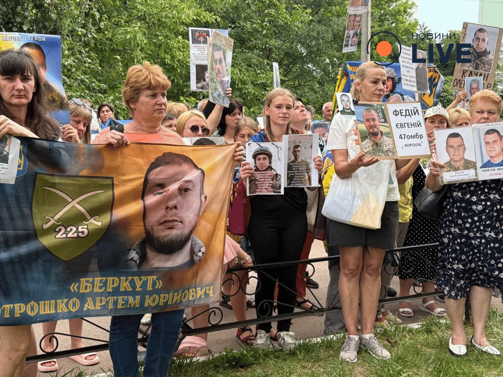 Українці з фото та прапорами 4 липня