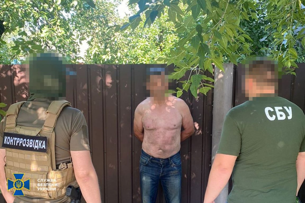 Сотрудники СБУ и задержанный фигурант, работавший на Россию