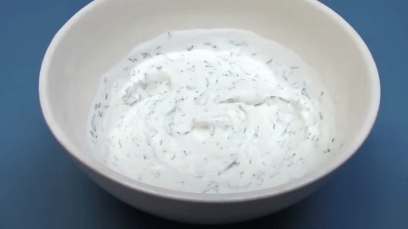 соус зі сметани та зеленню