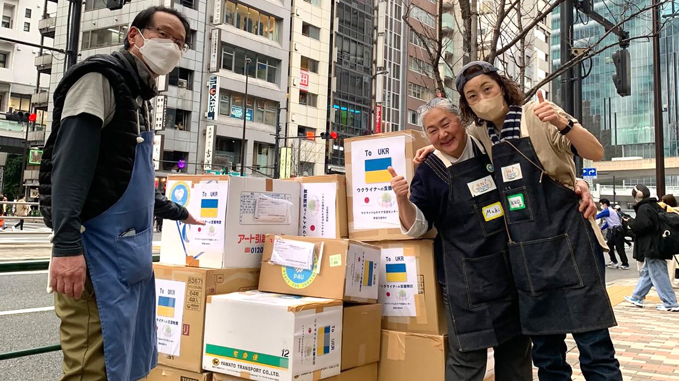 Фонарики, работающие от соленой воды, теплые вещи и еда: гуманитарная помощь от японцев
