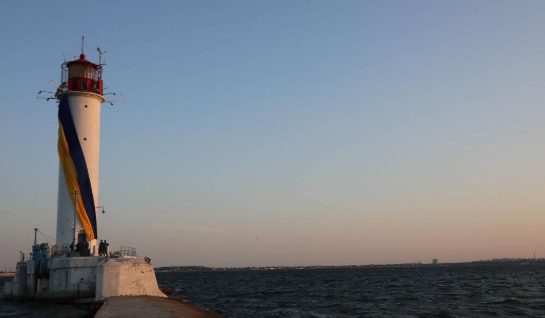 В Одессе развернули большой флаг Украины - фото 3