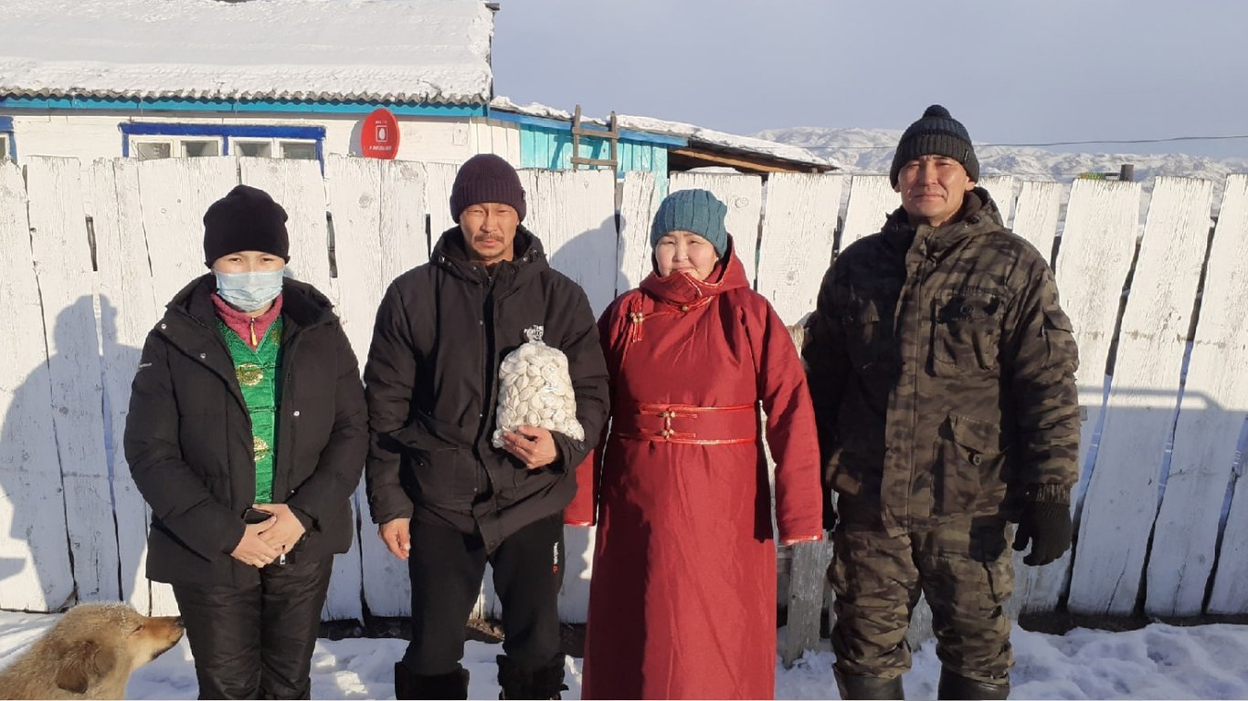 В Туві сім'ї загиблого в Україні окупанта вручили пакет з пельменями