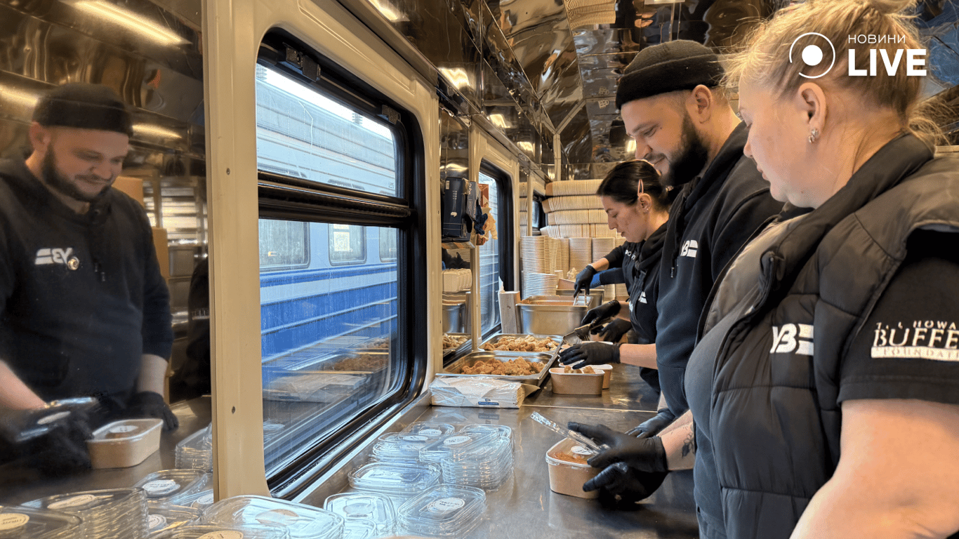 Люди готують їжу