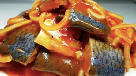 Оселедець зʼїдається, а маринад випивається — рецепт солоної риби - 285x160