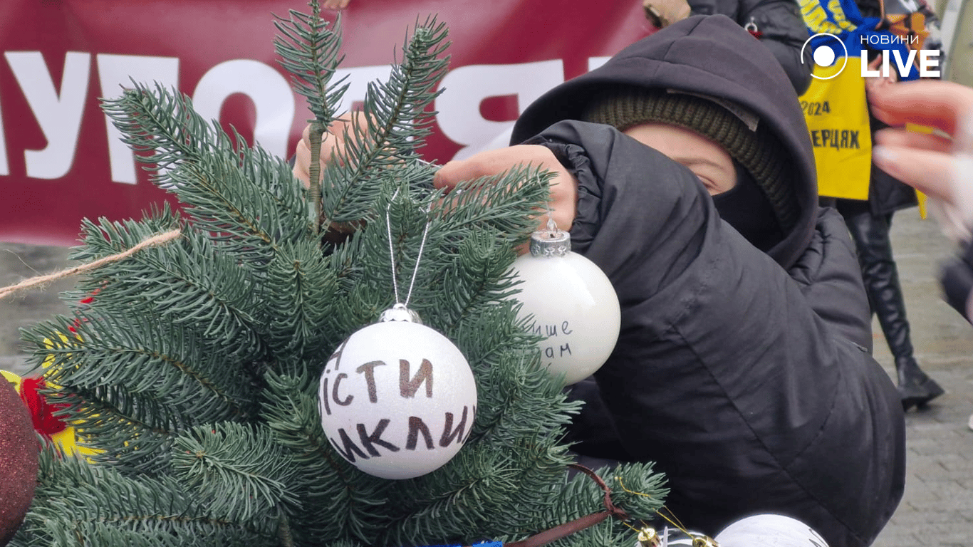 В центрі Одеси встановили незвичайну ялинку — фоторепортаж - фото 6