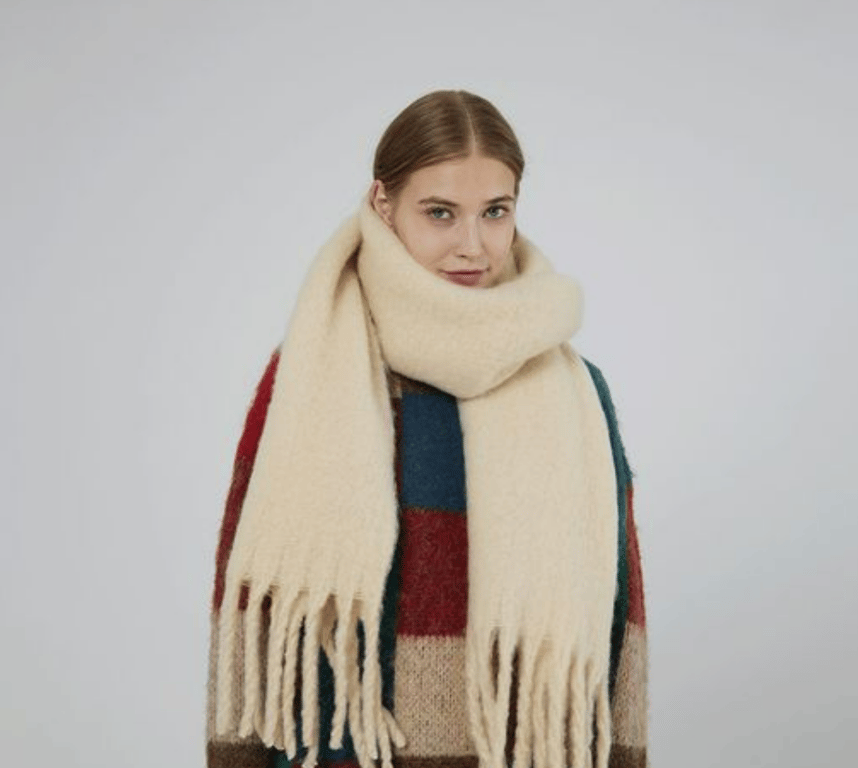 Молодая девушка в массивном шарфе