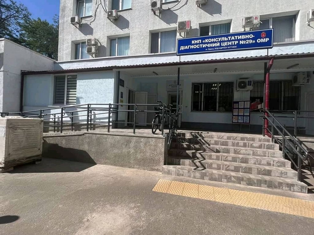 В Одесі забезпечують безбар’єрний доступ до медзакладів - фото 2