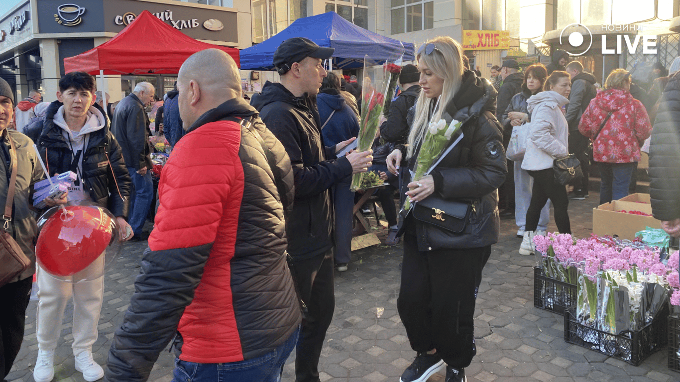 Чоловіки штурмують ринки Одеси — кому дарують квіти - фото 1
