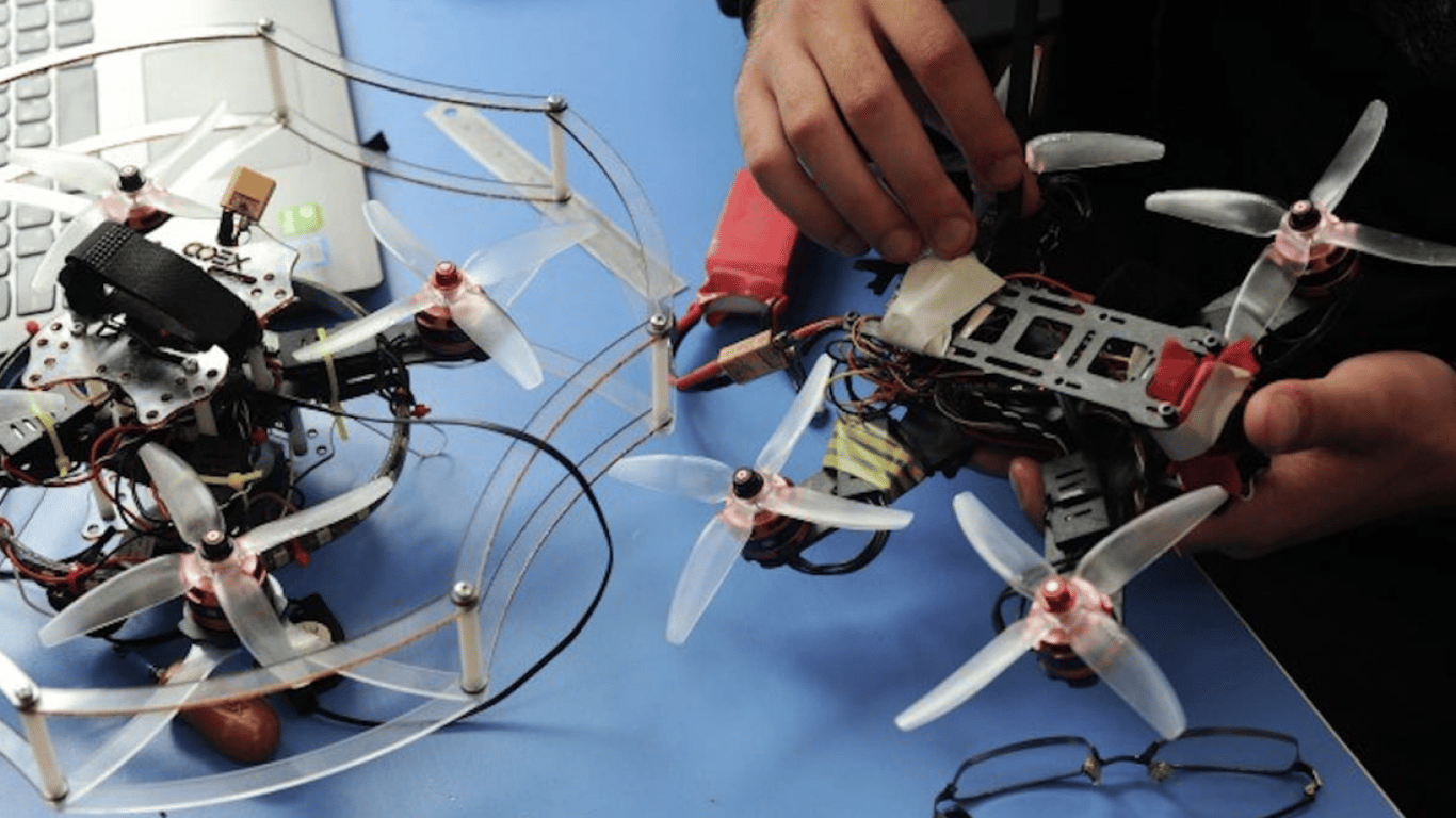 Старшеклассники будут учиться управлять дронами — эксперт объяснил, нужно ли это