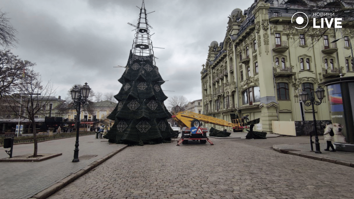 В Одессе демонтируют главную новогоднюю елку