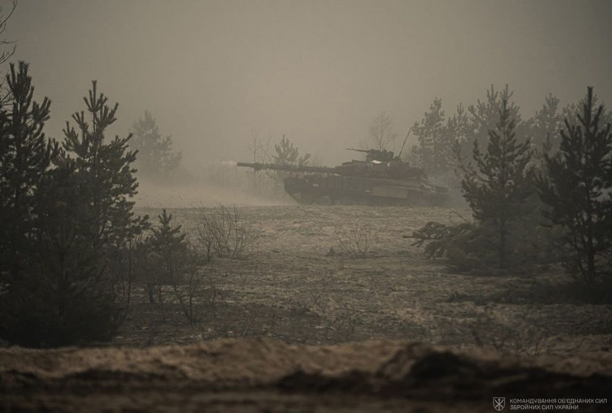 Украинские бойцы на танке наступают на врага