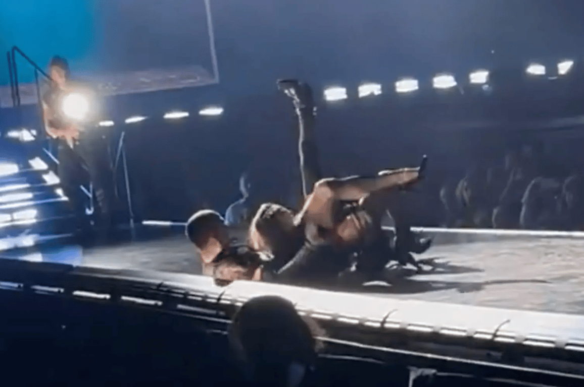 Мадонна упала на сцене из-за своего танцора - фото 1