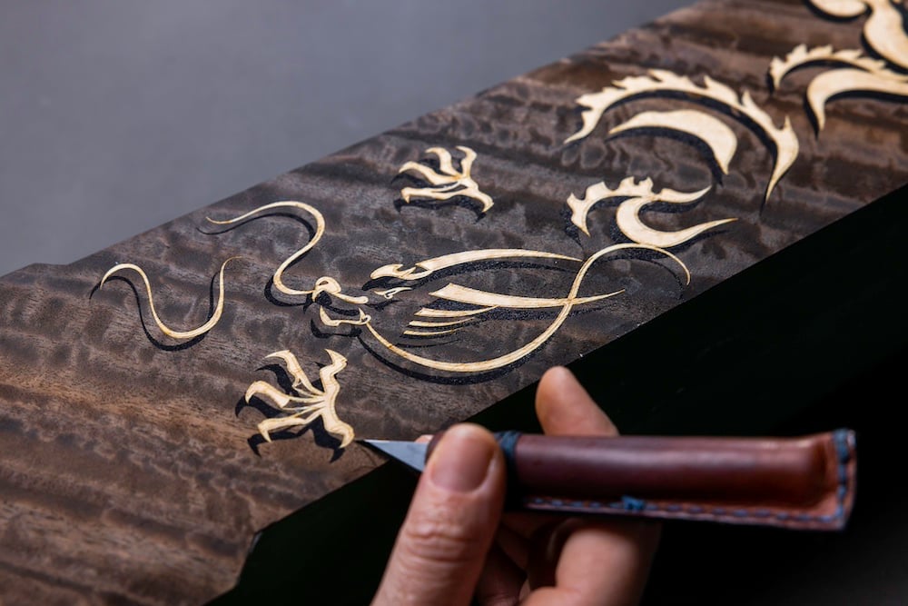 Майстер з Дому Rolls-Royce витратив три місяці на створення мозаїки на передній панелі Phantom Dragon.