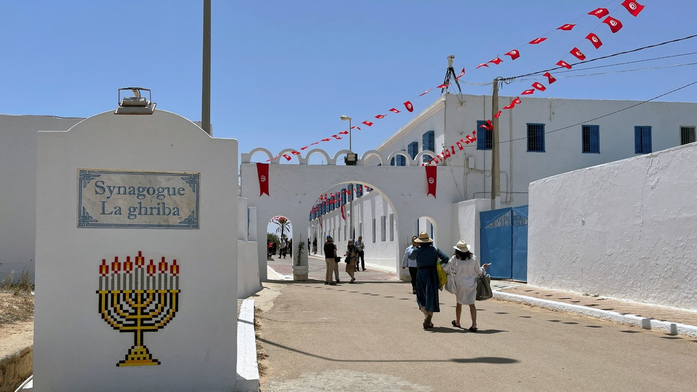 В Тунисе напали на посетителей старейшей синагоги в Африке