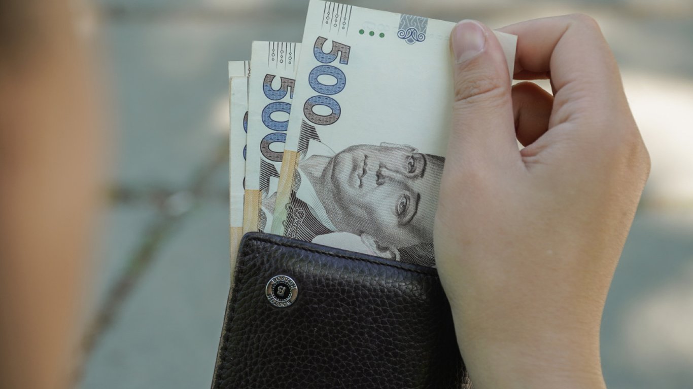 Помощь до 3 тыс. гривен — кто и как из украинцев может получить в мае