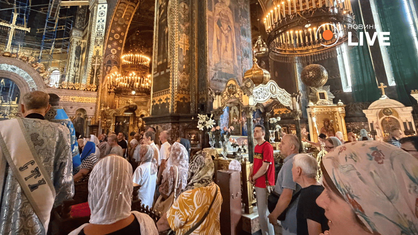 Во Владимирском соборе верующие отмечают Ореховый Спас (фото) - фото 5