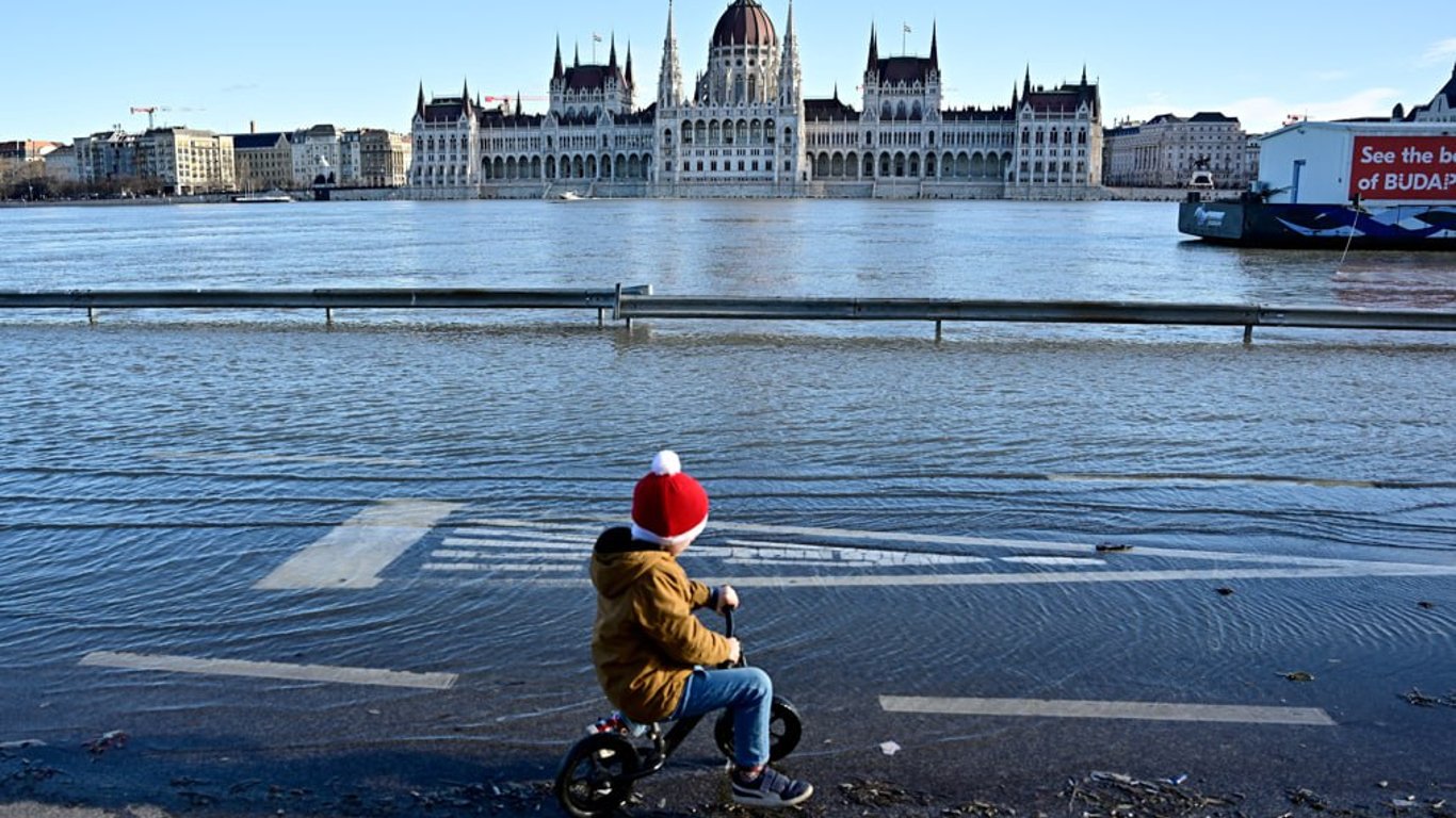 В столице Венгрии Будапеште потоп. Река Дунай вышла из берегов и затопила набережную.