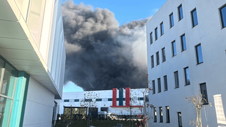 Наслідки обстрілу РФ — у Львові палає склад із шинами - 285x160