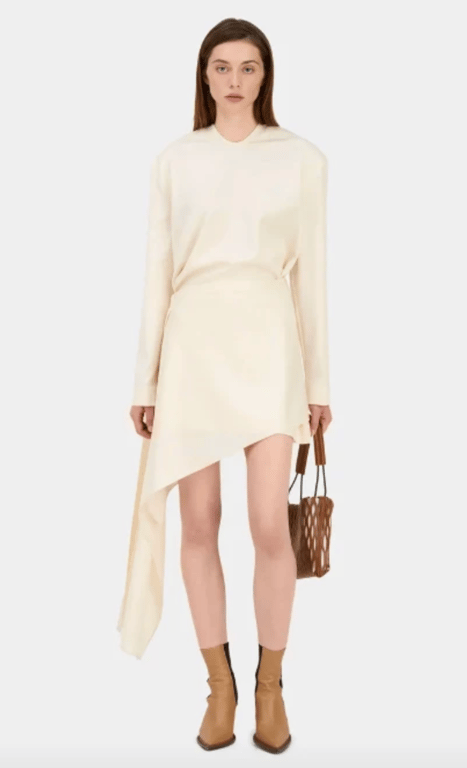 Білосніжну сукню можна доповнити стильними аксесуарами