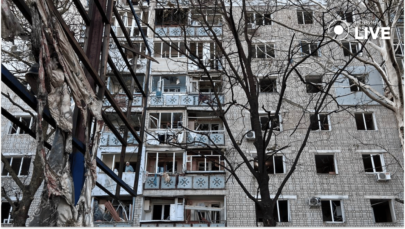 Пошкоджена багатоповерхівка у Чорноморську. Фото: Новини.LIVE