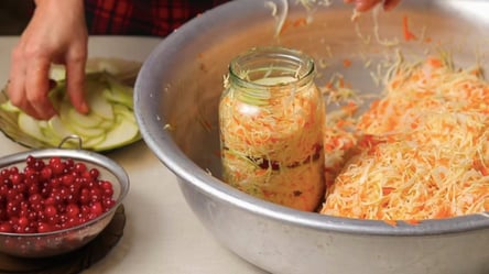 У відрі, в каструлі чи в 3-літровій банці — як квасити капусту - 285x160