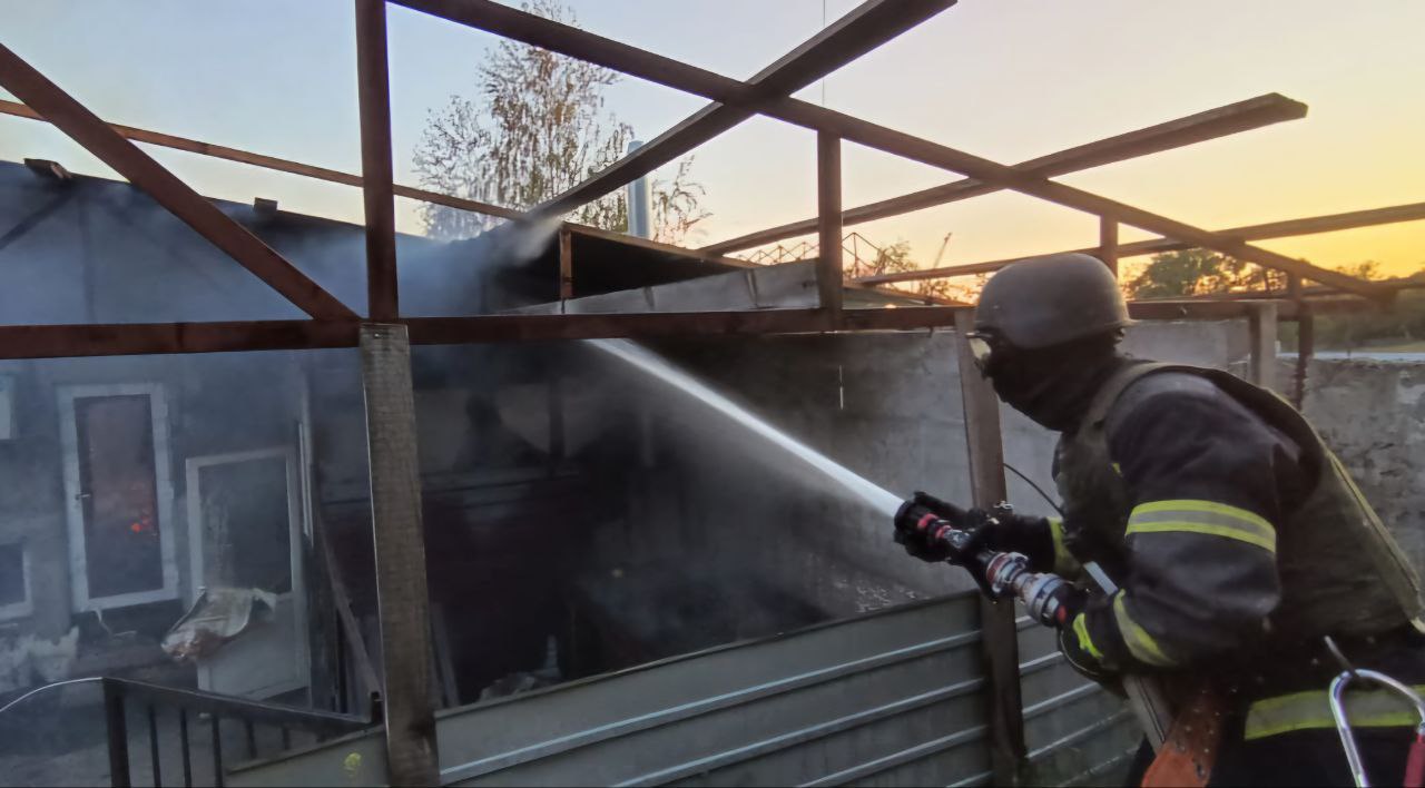 Рятувальники ліквідовують займання після ударів “Градами” по житловому сектору