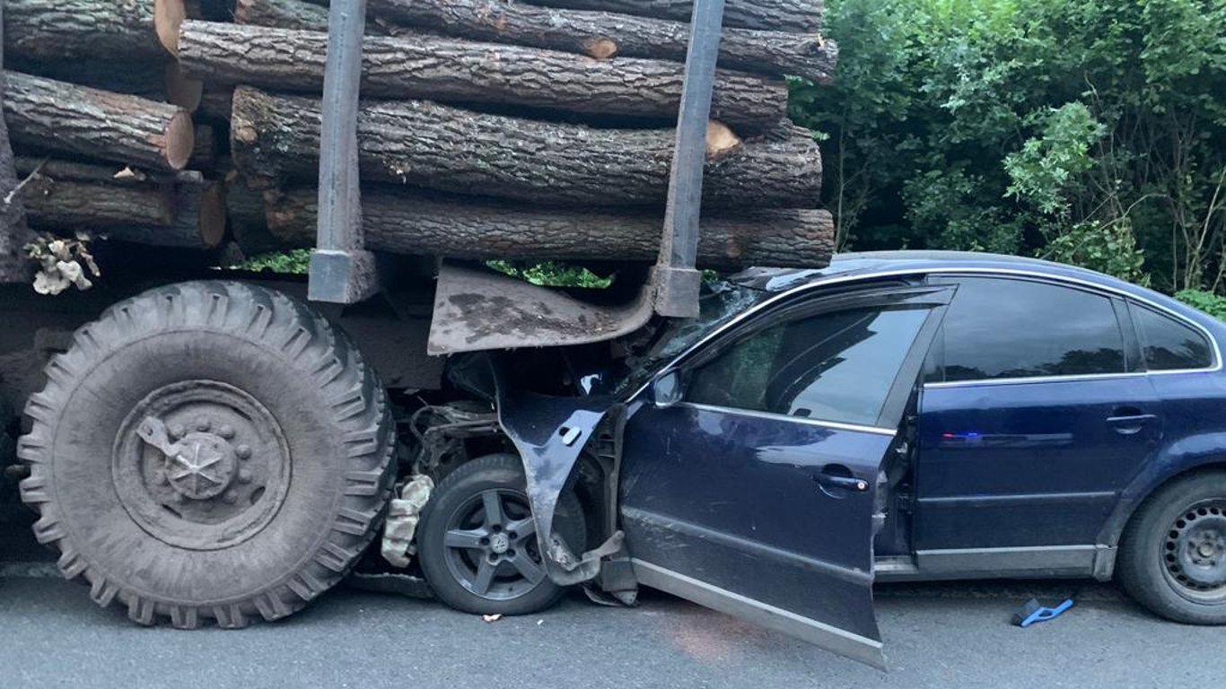 На Львівщині авто влетіло у вантажівку: є поранені