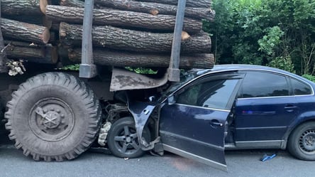 На Львівщині авто влетіло у вантажівку: є поранені - 285x160