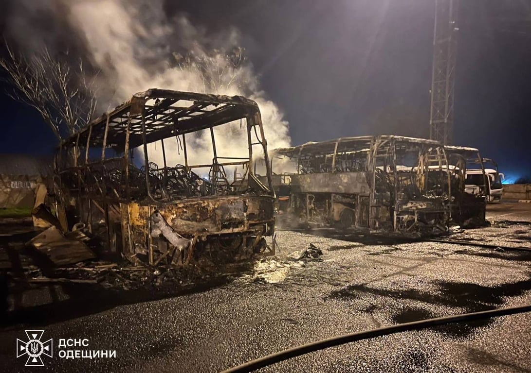 Автівки, які згоріли унаслідок атаки російських доронів