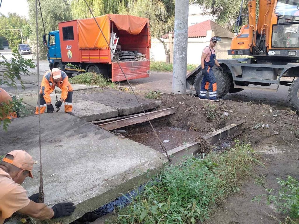 Комунальники працюють на дорогах Одеси. Фото: КП "Міські дороги"