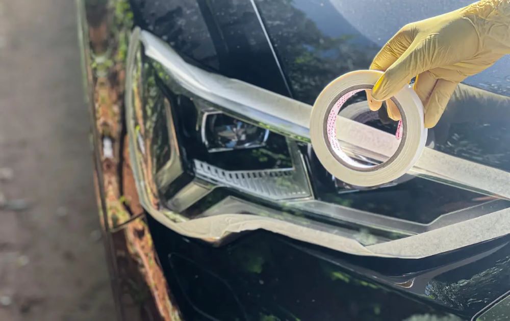 Как быстро почистить фары авто с помощью дешевого домашнего средства - лайфхак - фото 1