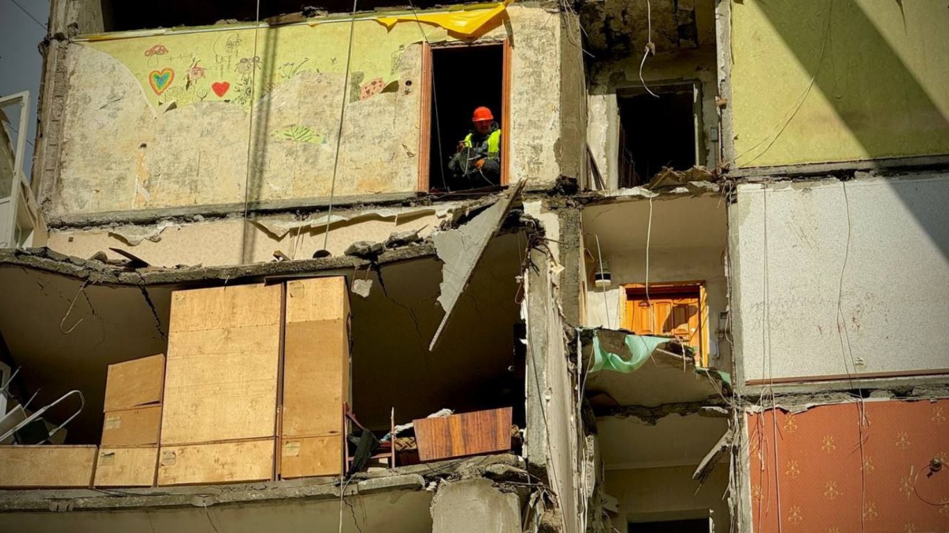Демонтаж зруйнованої частини будівлі на Добровольського може тривати місяць — особливості робіт