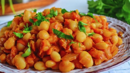 Тушеная фасоль с чесноком — сытное блюдо вместо гарнира - 285x160