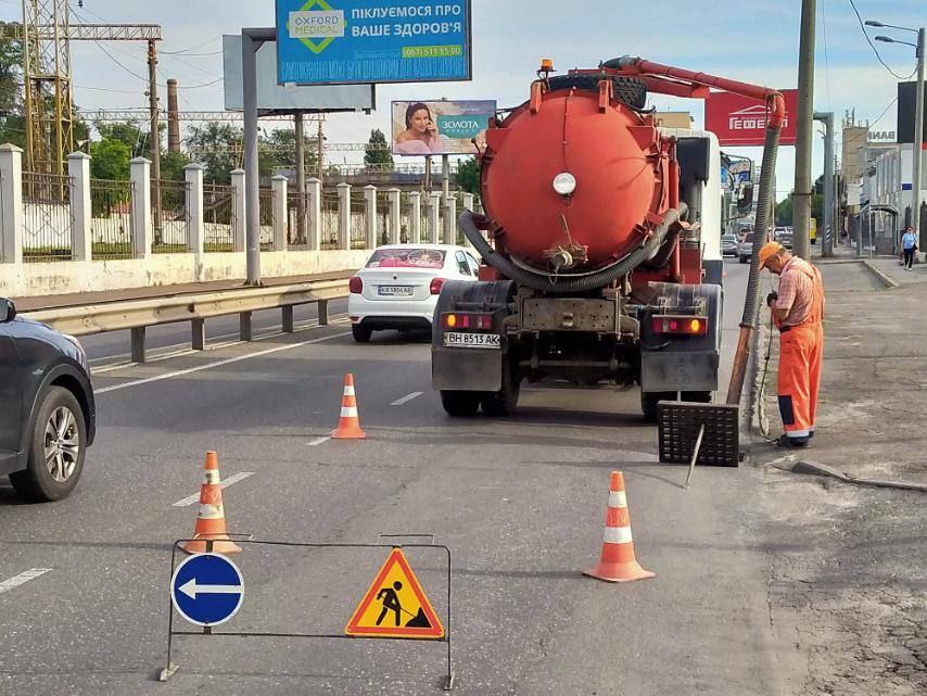 Коммунальщики работают на дорогах Одессы. Фото: КП "Городские дороги"