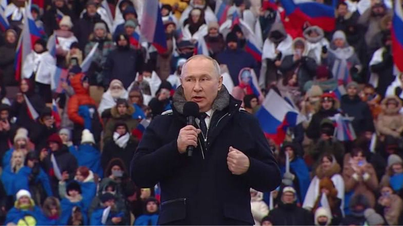Навіть не закашлявся: путін виступив на концерті у "Лужниках" та назвав всіх росіян захисниками рф