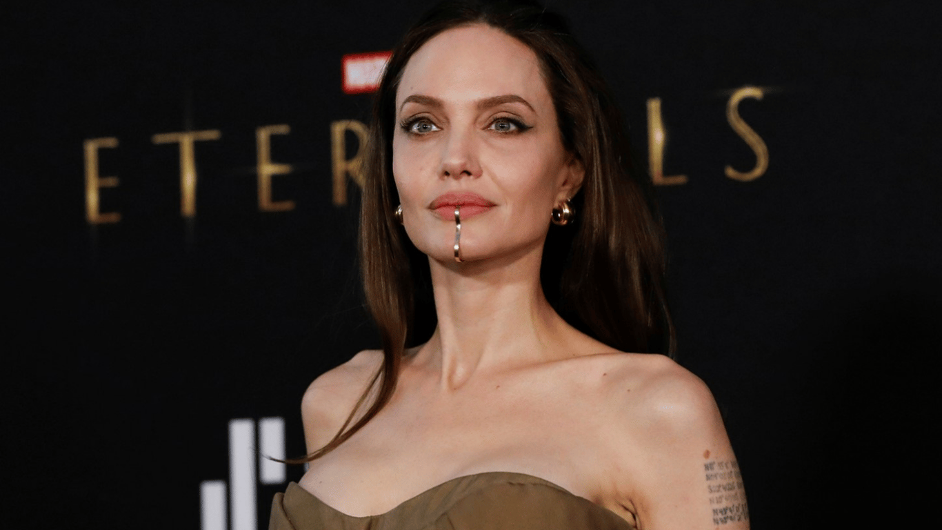 Анджелина Джоли выдвинула новые обвинения против Брэда Питта.