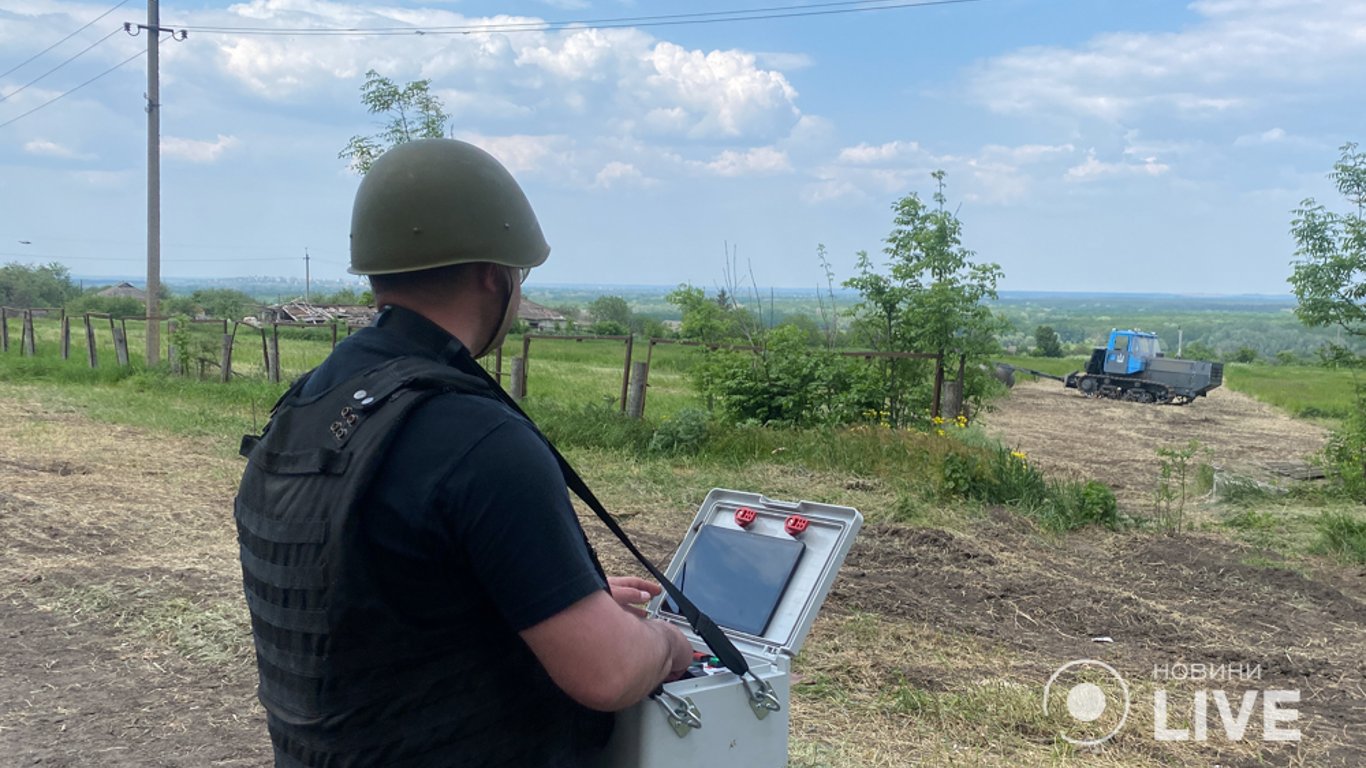 Харьковские инженеры разработали машину для уничтожения вражеских мин - 250x140