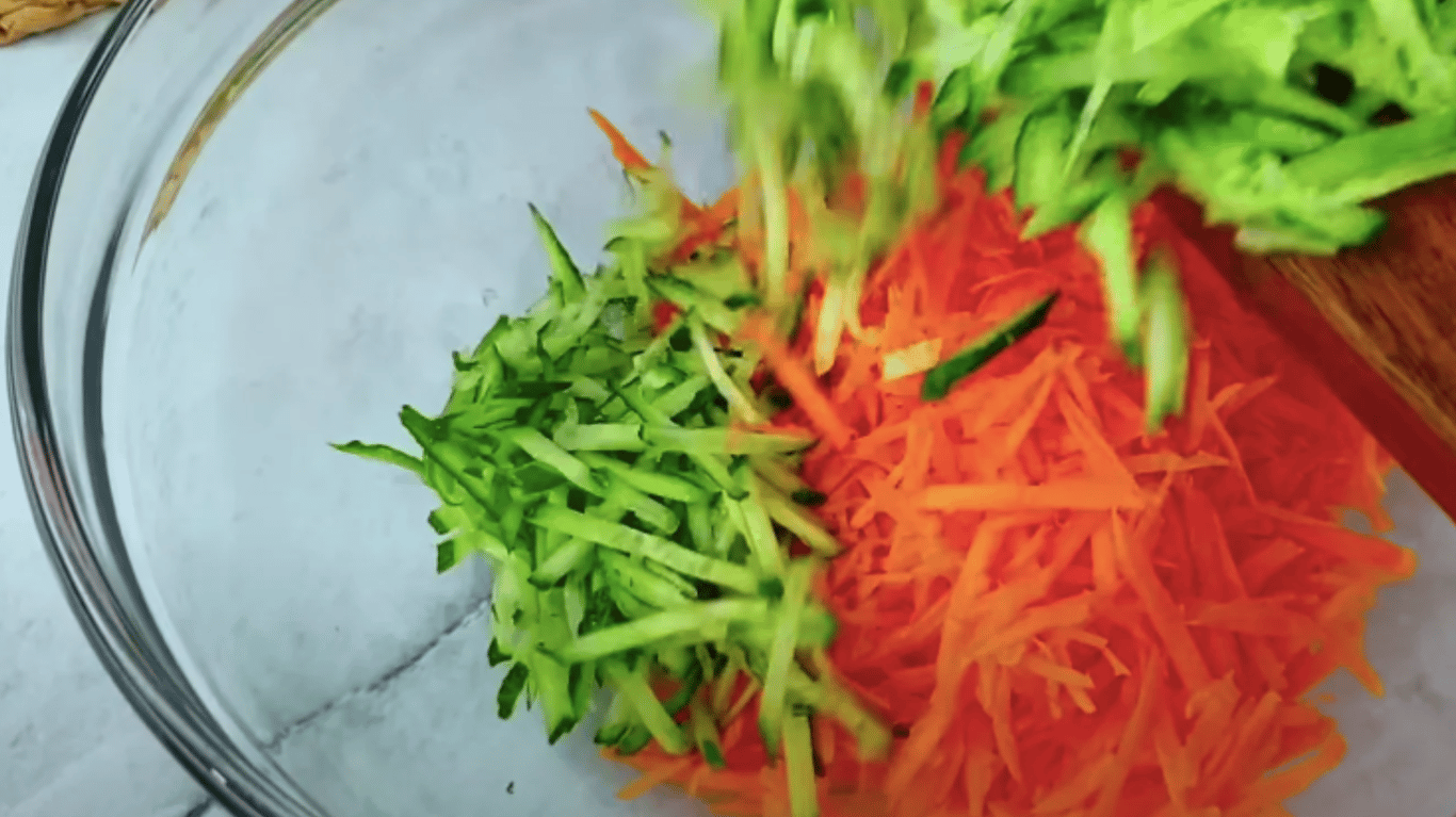 смачний салат з морквою та огірком