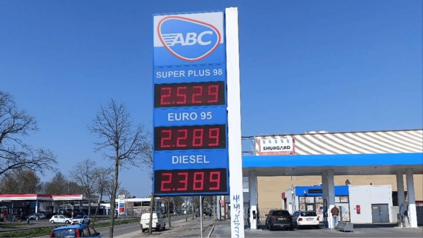 В Нидерландах цены на топливо превышают 120 грн за литр