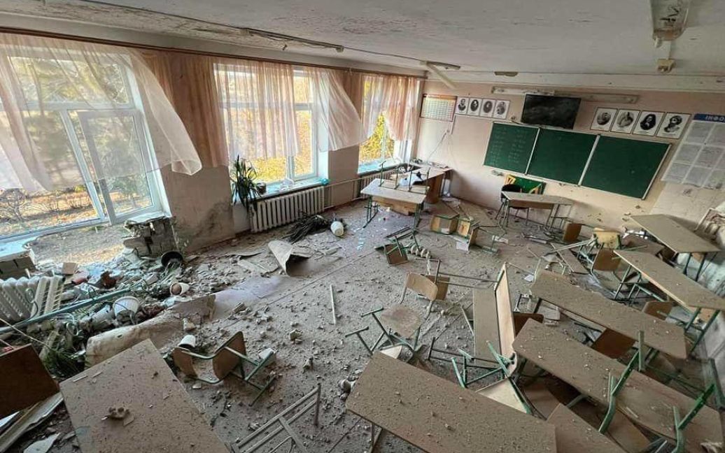 Разбитая школа в Херсоне