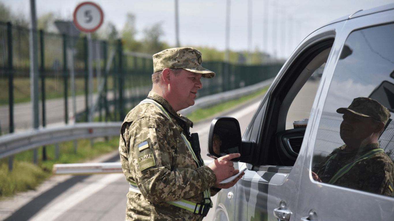 На границе с тремя странами фиксируется скопление автомобилей
